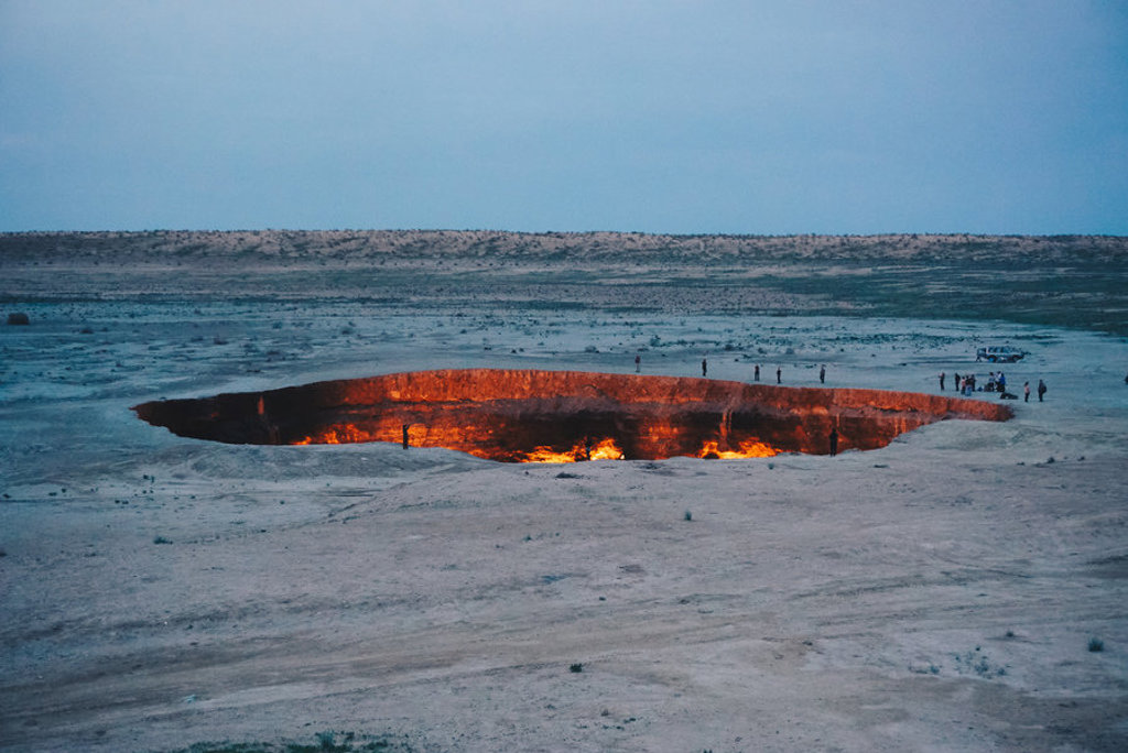Gaskrater Darvaza in de Karakumwoestijn, de ‘Deur naar de hel’, tijdens een groepsrondreis Zijderoute.