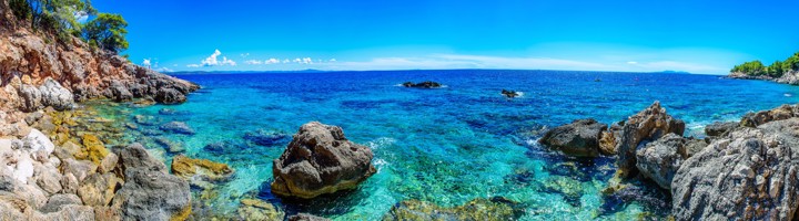 Rotsachtige Adriatische kust met helderblauw water tijdens groepsrondreis Italië & Kroatië.