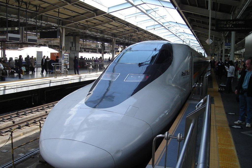 main_60.Osaka_station_-_shinkansen.jpg