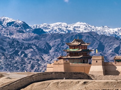 Jiayuguan-fort aan de Zijderoute met besneeuwde bergen op de achtergrond.