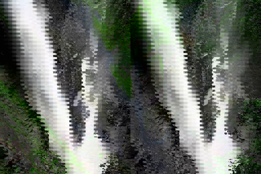 ECF - Pailon del Diablo waterval, Banos - shutterstock_1064633594.jpg