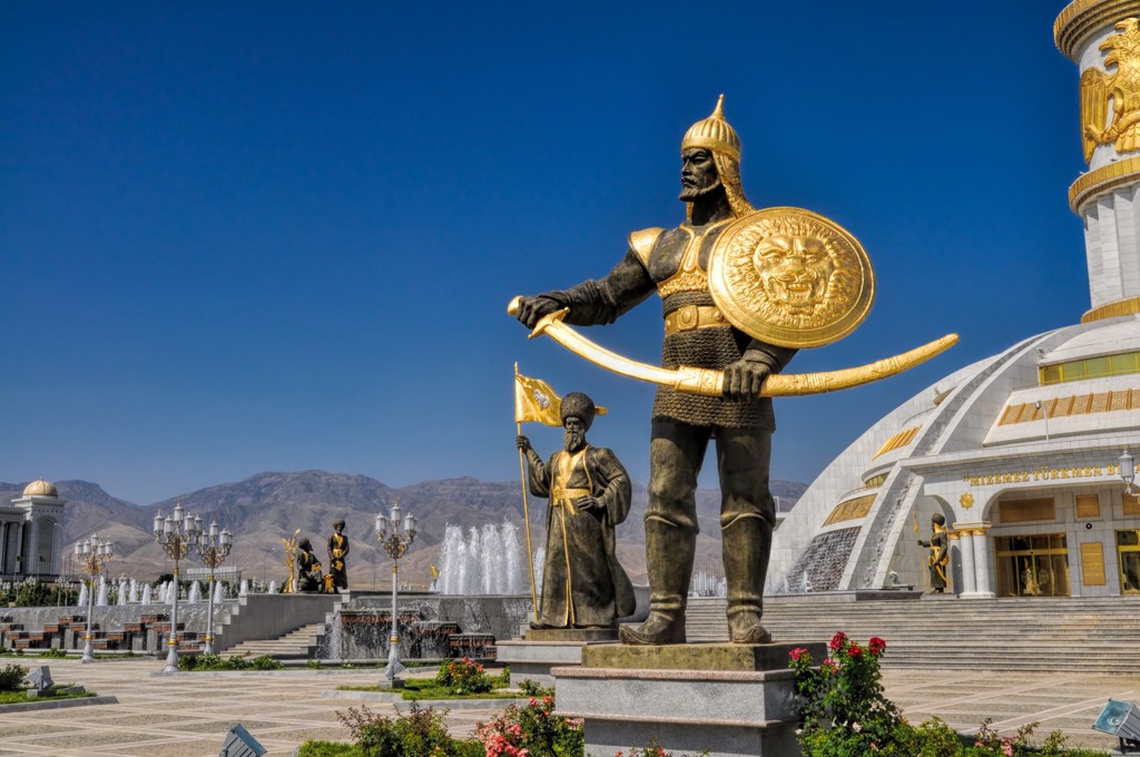 Standbeeld van een krijger bij het Türkmenbaşy Ruhy-moskeecomplex in Asjchabad, Turkmenistan, tijdens groepsrondreis Zijderoute.