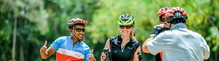 Fietsers maken een foto tijdens een fietsvakantie in Sri Lanka.