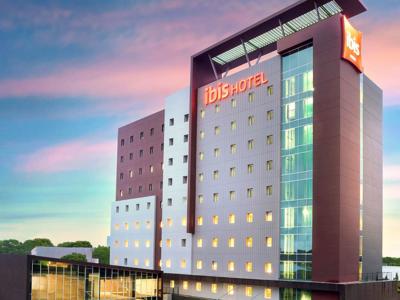 Ibis Makassar City Center buitenkant