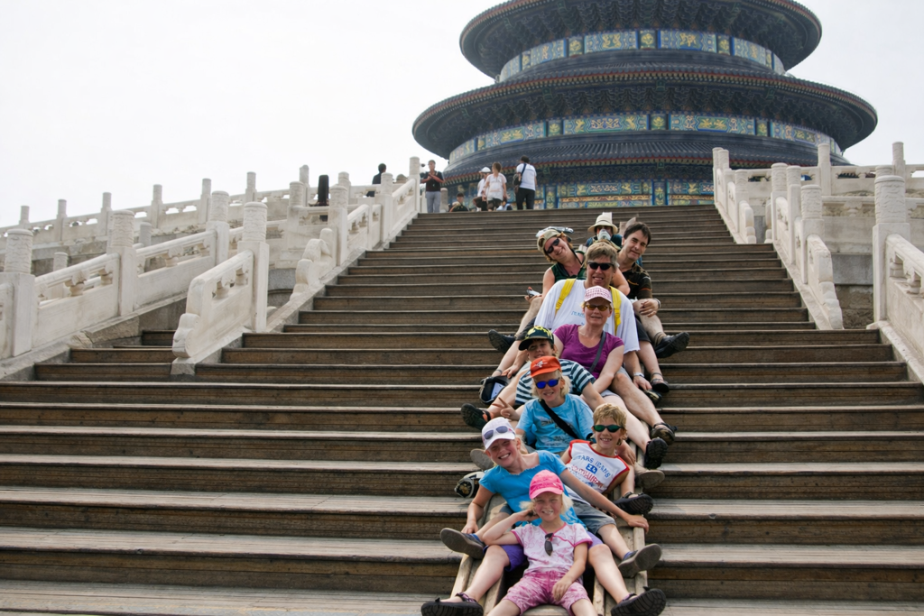 CLF kinderen op trap.png