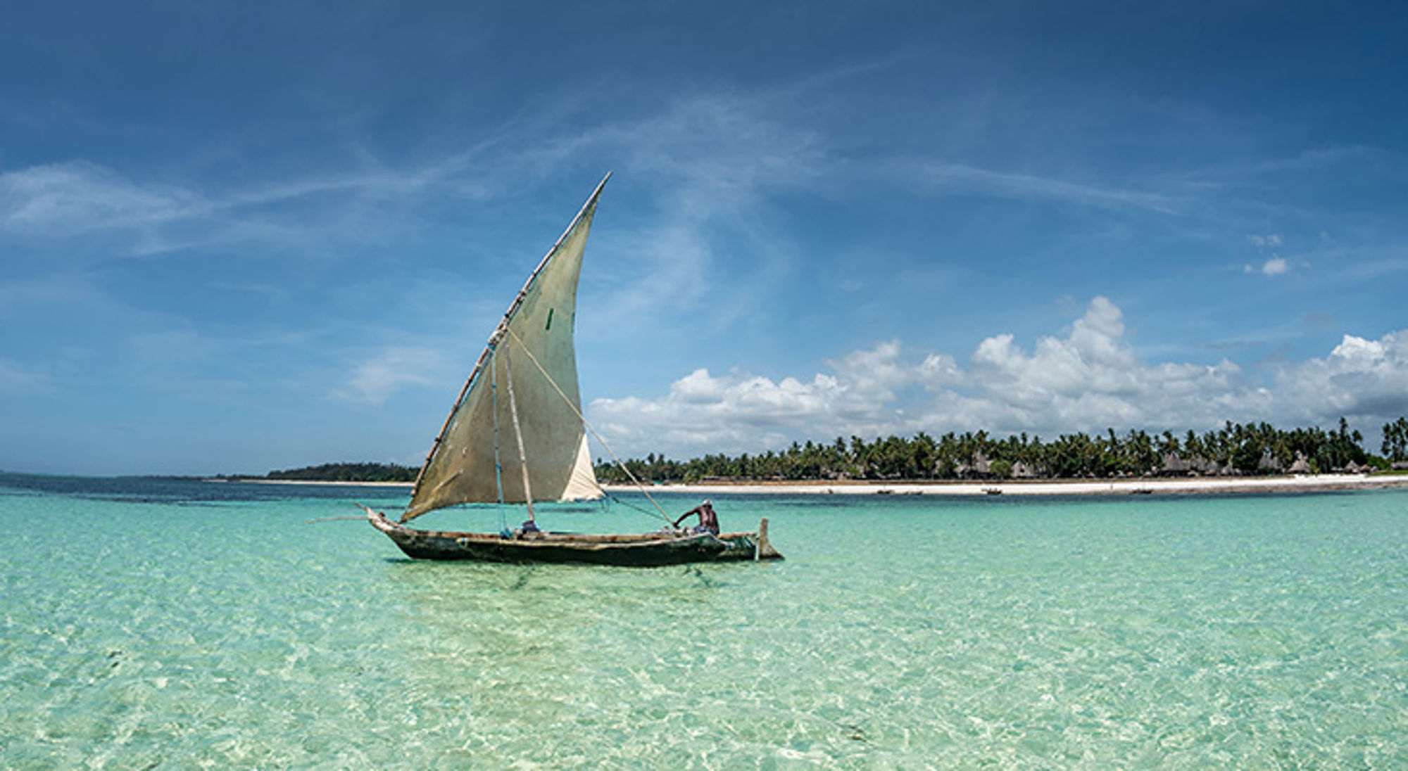Catamaran in de zee bij Diani Beach Catamaran in de zee bij Diani Beach