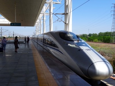 Chinese hogesnelheidstrein op het perron tijdens de Zijderoute-route door China.