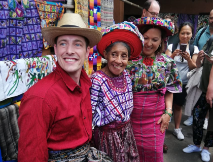 Joeri met locals Guatemala