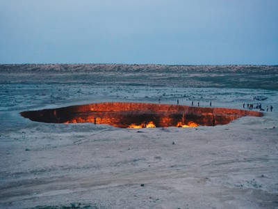 Gaskrater Darvaza, de ‘Door to Hell’, met brandend vuur in de Karakumwoestijn op de Route Zijderoute.