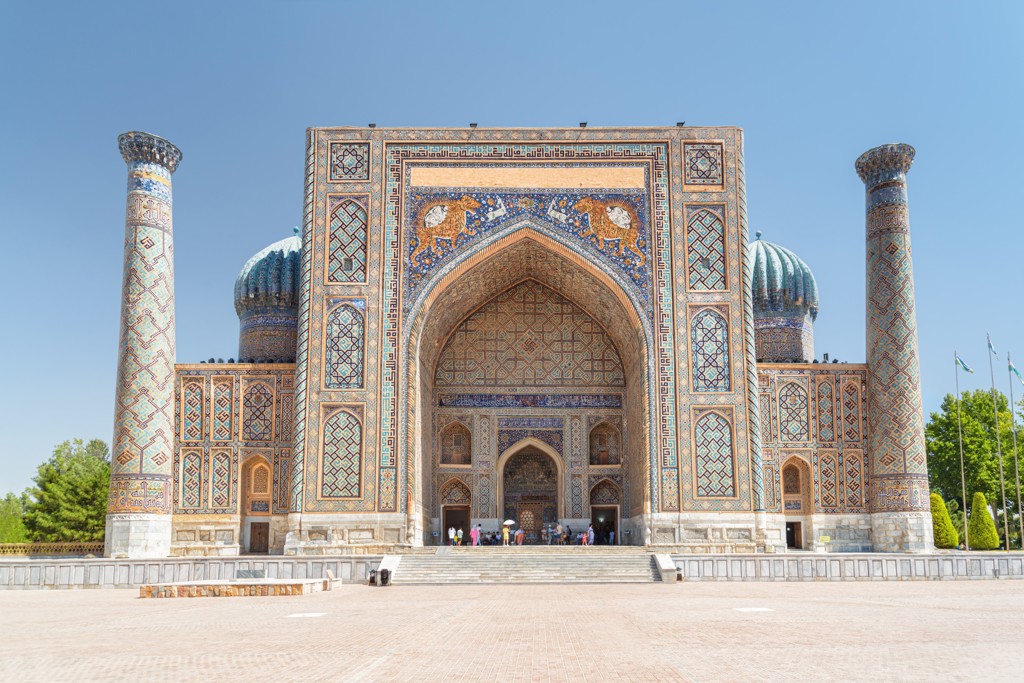 Registan-plein in Samarkand met rijk versierde madrassa en blauwe koepels tijdens groepsrondreis Zijderoute.