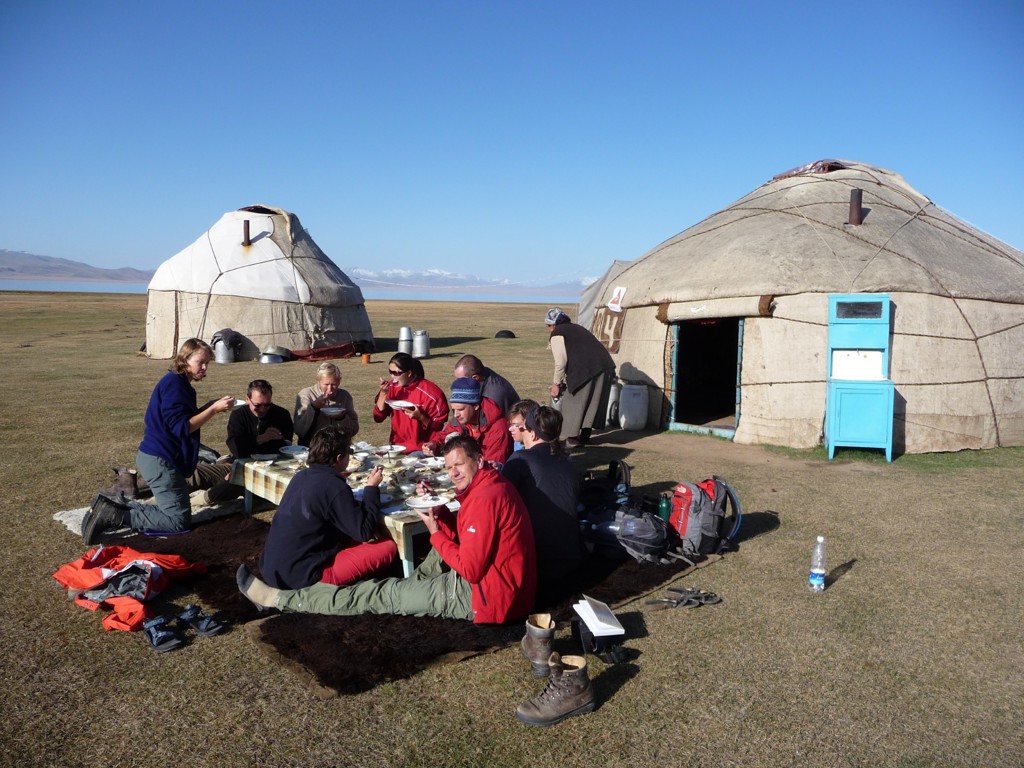 Reizigers lunchen bij een yurtkamp tijdens de groepsrondreis over de Zijderoute.