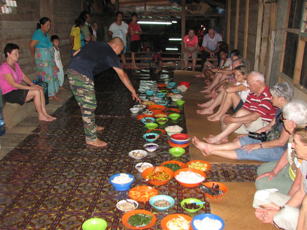 Rondreis Maleisisch Borneo lunch longhouse