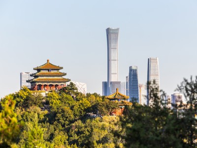 Tempelgebouw in Beijing met moderne skyline op de achtergrond, Route Zijderoute.
