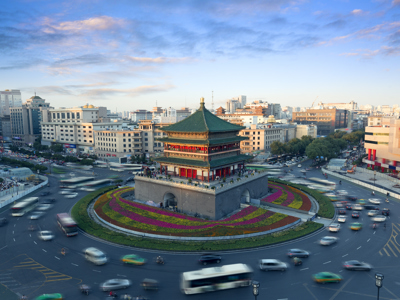 Klokkentoren van Xi’an op een rotonde met druk verkeer in de stad, China.