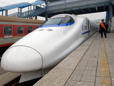 Hogesnelheidstrein van China Railway (CRH) op het perron van een station.