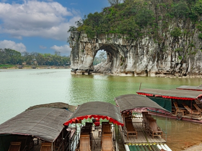 Boten op de rivier bij de Elephant Trunk Hill rotsboog in Guilin, China.