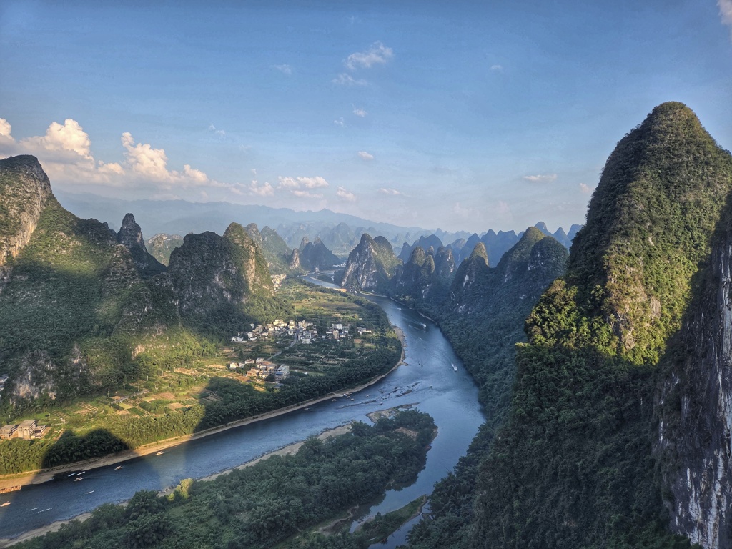 Uitzicht op de Li-rivier met karstbergen en groene vallei bij Guilin, China.