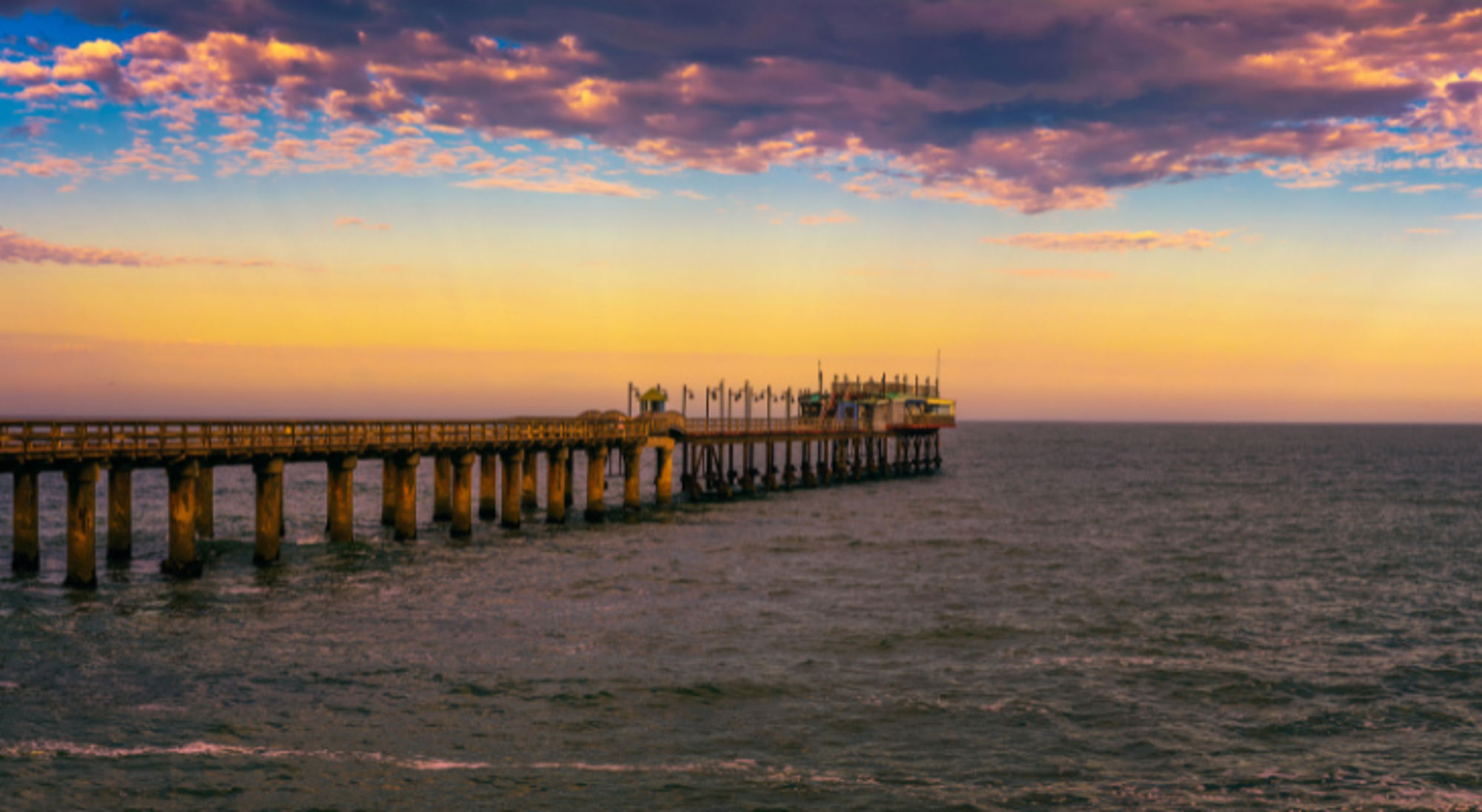 Kleurrijke zonsondergang over de oude historische pier in Swakopmund, Namibië.