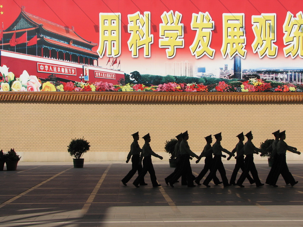 Soldaten marcheren langs Tiananmenplein in Beijing tijdens groepsrondreis over de Zijderoute.