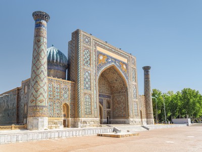 Gur-e Amir-mausoleum in Samarkand met blauw betegelde koepel en minaretten langs de Route Zijderoute.