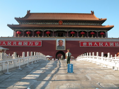 Tiananmenpoort op het Tiananmenplein in Beijing, met rode lantaarns en een wachtpost op de brug.