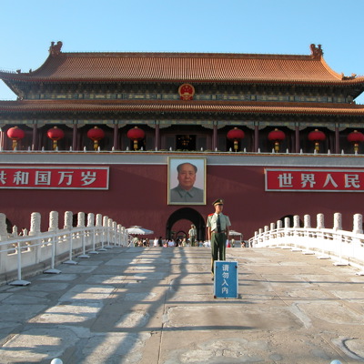 Tiananmenpoort op het Tiananmenplein in Beijing, met rode lantaarns en een wachtpost op de brug.