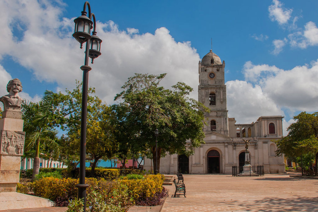 main_shutterstock_1068364178_Downtown_Holguin.jpg