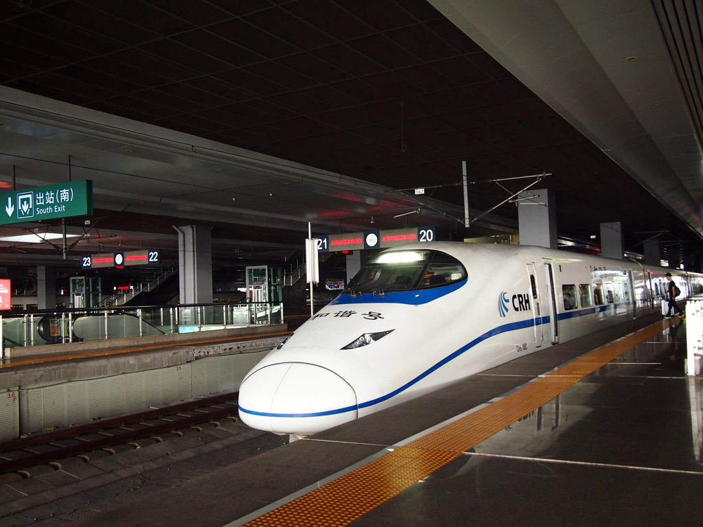 CRH hogesnelheidstrein op het perron van een Chinees treinstation.