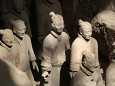 Terracottaleger in Xi’an, met rijen levensgrote terracotta krijgers in een opgravingsput.