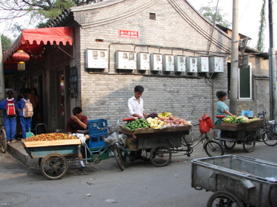 Straatverkopers met fruitkarren in een hutongwijk in Beijing langs de Route Zijderoute.