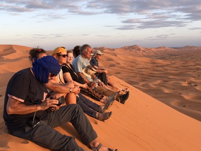 Karavaan kamelen in de Sahara tijdens groepsrondreis Marokko Hoogtepunten met Sawadee.