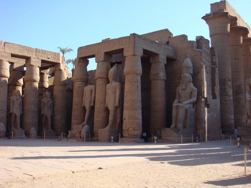 main_92_Zuilenhof_Ramses_II_in_de_Luxor_tempel.jfif