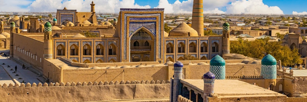 Historische moskeeën en minaretten in Khiva langs de Zijderoute tijdens een groepsrondreis.