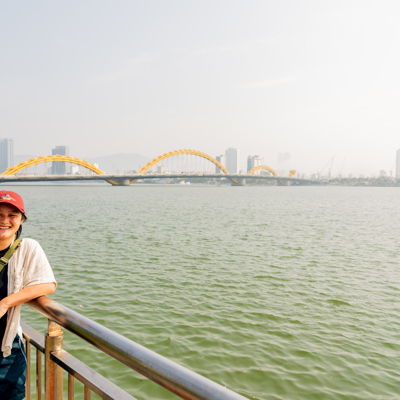Reiziger poseert bij drakenbrug in Da Nang in Vietnam
