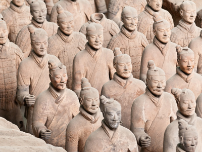 Terracottaleger met rijen kleien soldatenbeelden in Xi’an, China.