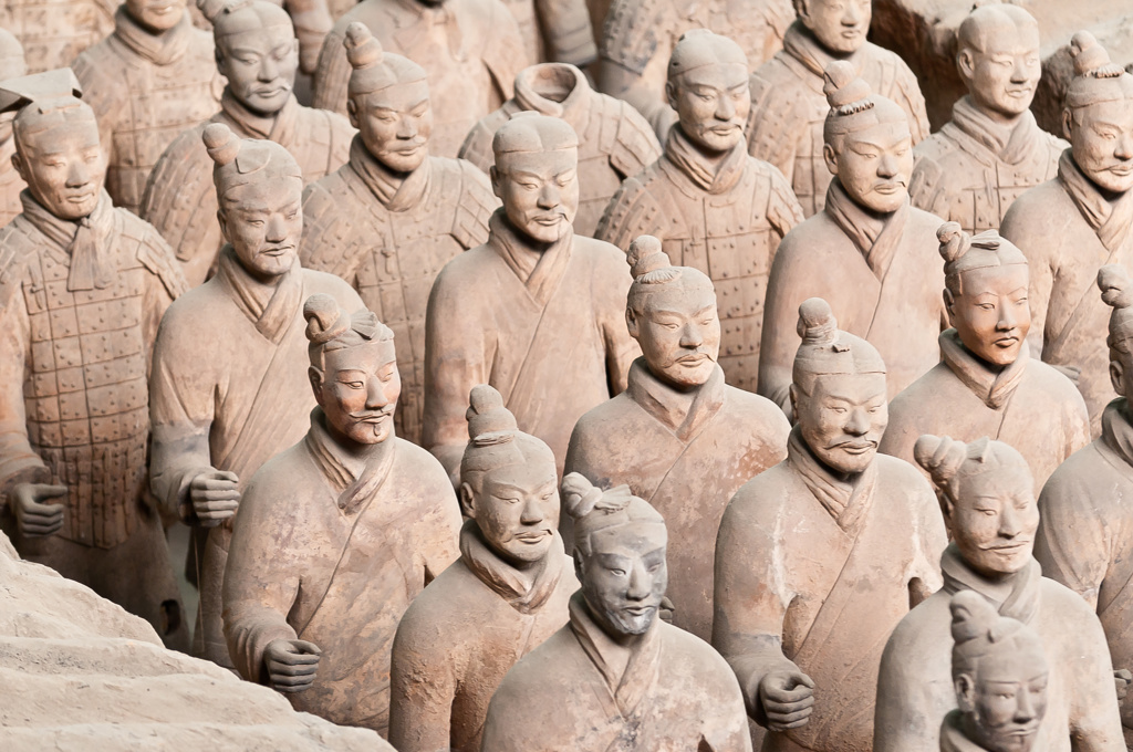 Terracottaleger met rijen kleien soldatenbeelden in Xi’an, China.