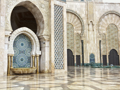 Mozaïektegels en bogen in de Hassan II-moskee in Casablanca, Marokko.